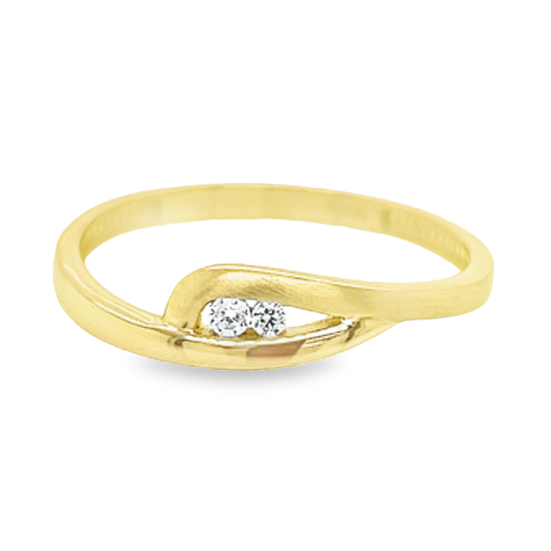 Deze geel gouden ring heeft een mooi strak en rustig ontwerp. De gedeeltelijke mattering zorgt voor een heel bijzonder effect. De twee briljant geslepen zirkonia stenen geven deze ring de nodige schittering.