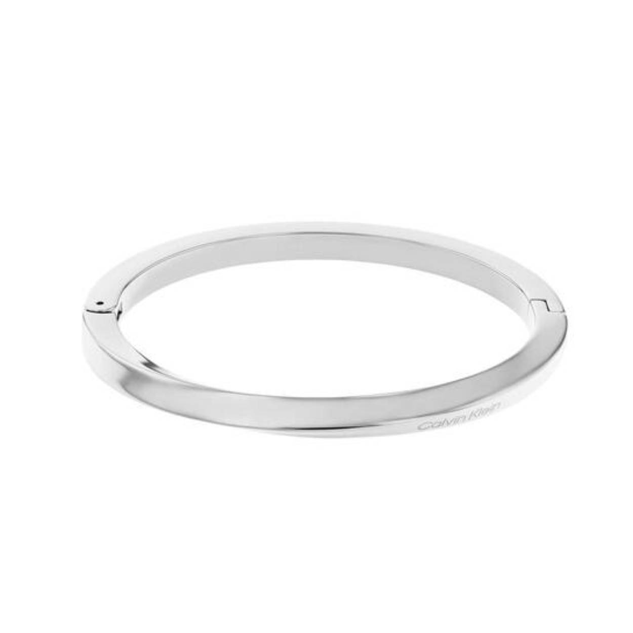 Calvin Klein CJ35000312 Dames Armband Staal Bangle
Deze stalen dames armband van Calvin Klein met nr CJ35000312 heeft een strakke uitstraling. De zilverkleurige bangle armband is glimmend en heeft een gravure van het merk aan de onderkant. De armband opent met een scharnier sluiting en is op 1 maat te dragen. Leuk te combineren met andere sieraden van Calvin Klein.

OVER CALVIN KLEIN
Calvin Klein is een wereldwijd lifestylemerk dat gewaagde, vooruitstrevende idealen en een verleidelijke, vaak minimalistische, esthetiek nastreeft. Calvin Klein werd groot in de jaren 70 door haar mode- en merkjeans collecties. In de jaren 80 lanceerde Calvin Klein haar spraakmakende ondergoed dat uitdrukkelijk van logo ’s voorzien was. Vanwege het grote succes is het merk ook succesvol uitgerold in Accessoires, Parfums, Home, Brillen, Golf, Horloges en Sieraden.
Sinds de oprichting in 1968 door Calvin Klein, heeft het merk haar reputatie opgebouwd als leider in de Amerikaanse mode, dankzij een cleane esthetiek en innovatieve ontwerpen. Calvin Klein wil haar publiek verleiden en inspireren door middel van provocerende beelden en opvallende ontwerpen die prikkelen. 

SPECIFICATIES:
- Stalen dames armband
- Bangle
- Zilverkleurig
- Glimmend
