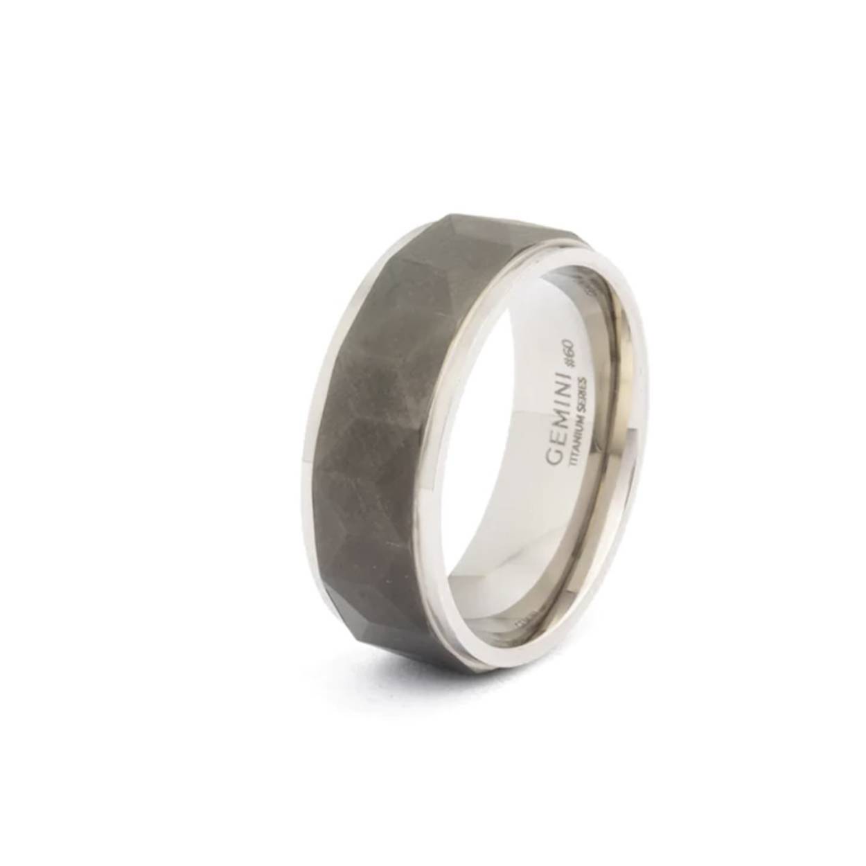Deze Timor Silver Black ring bestaat uit twee lagen grade 2 titanium. Waarom hebben we voor titanium gekozen?
- Het is vederlicht
- Het is supersterk
- Het is een exclusief materiaal dat ook wordt gebruikt in raceauto's, motorboten en ruimtevaart