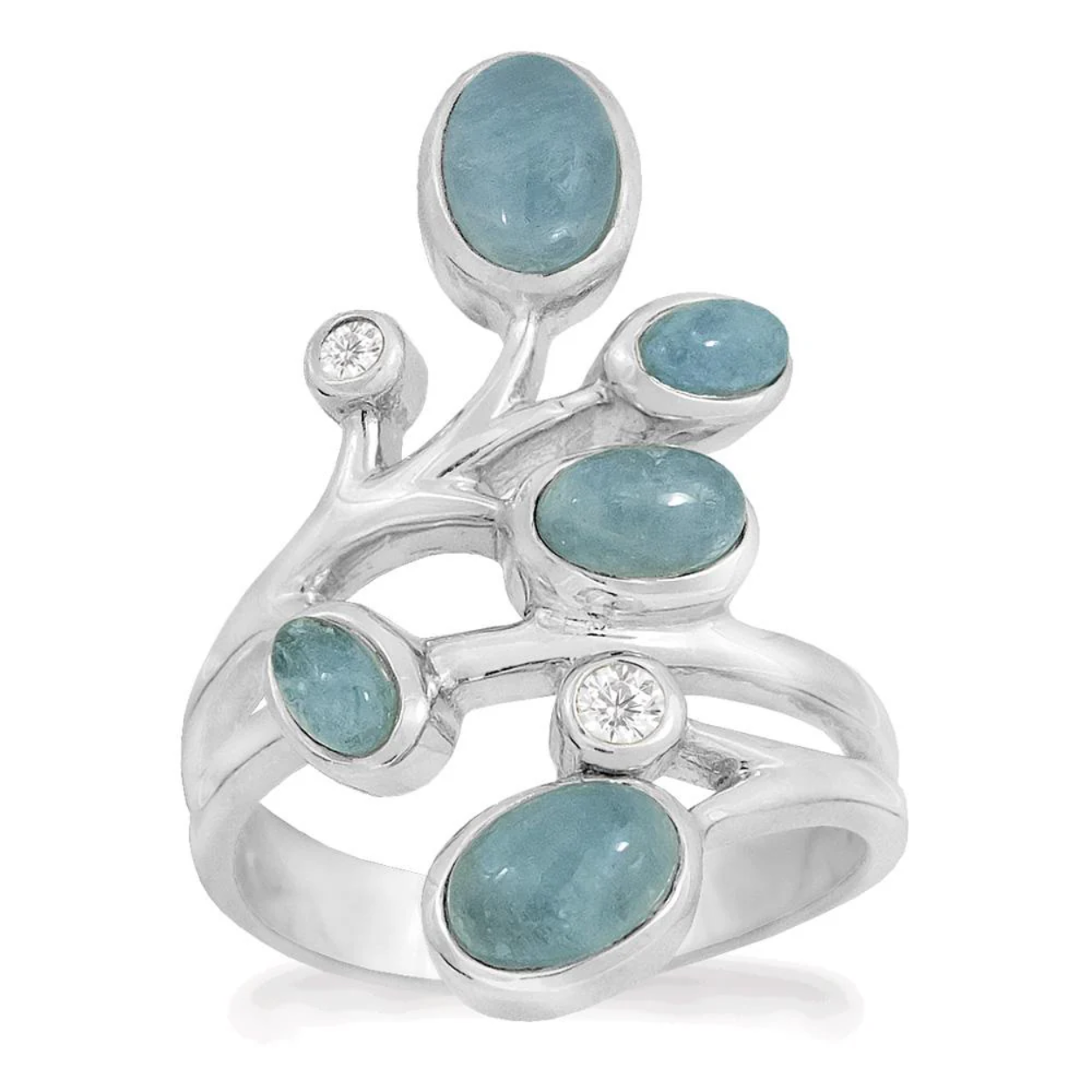 Ring - Azure
80903003-52

Deze sterling zilveren ring bevat prachtige aquamarijnen. Twee van 5 x 3 mm, twee van 7 x 5 mm en één van 6 x 4 mm. Tussen de aquamarijnen zitten een 2 mm ronde witte topaas en een 2,5 mm ronde witte topaas. De lengte van het element is +/- 3 cm.