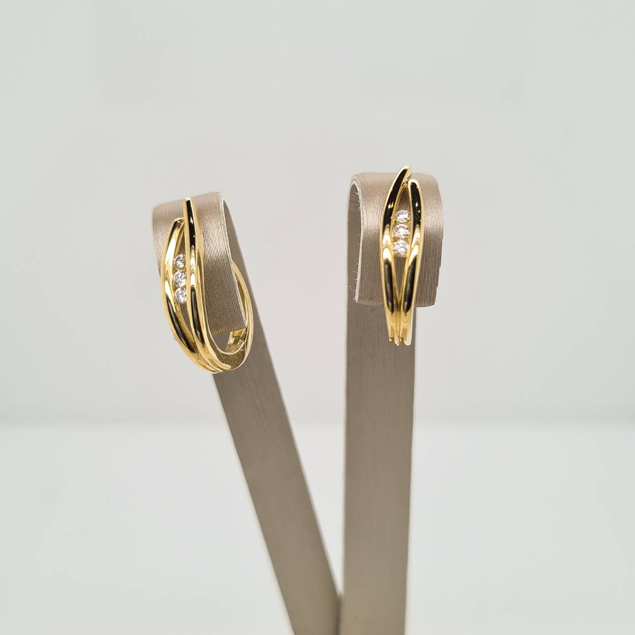 Prachtige 14 karaat gouden oorsieraden met diamant, 0.10crt. 