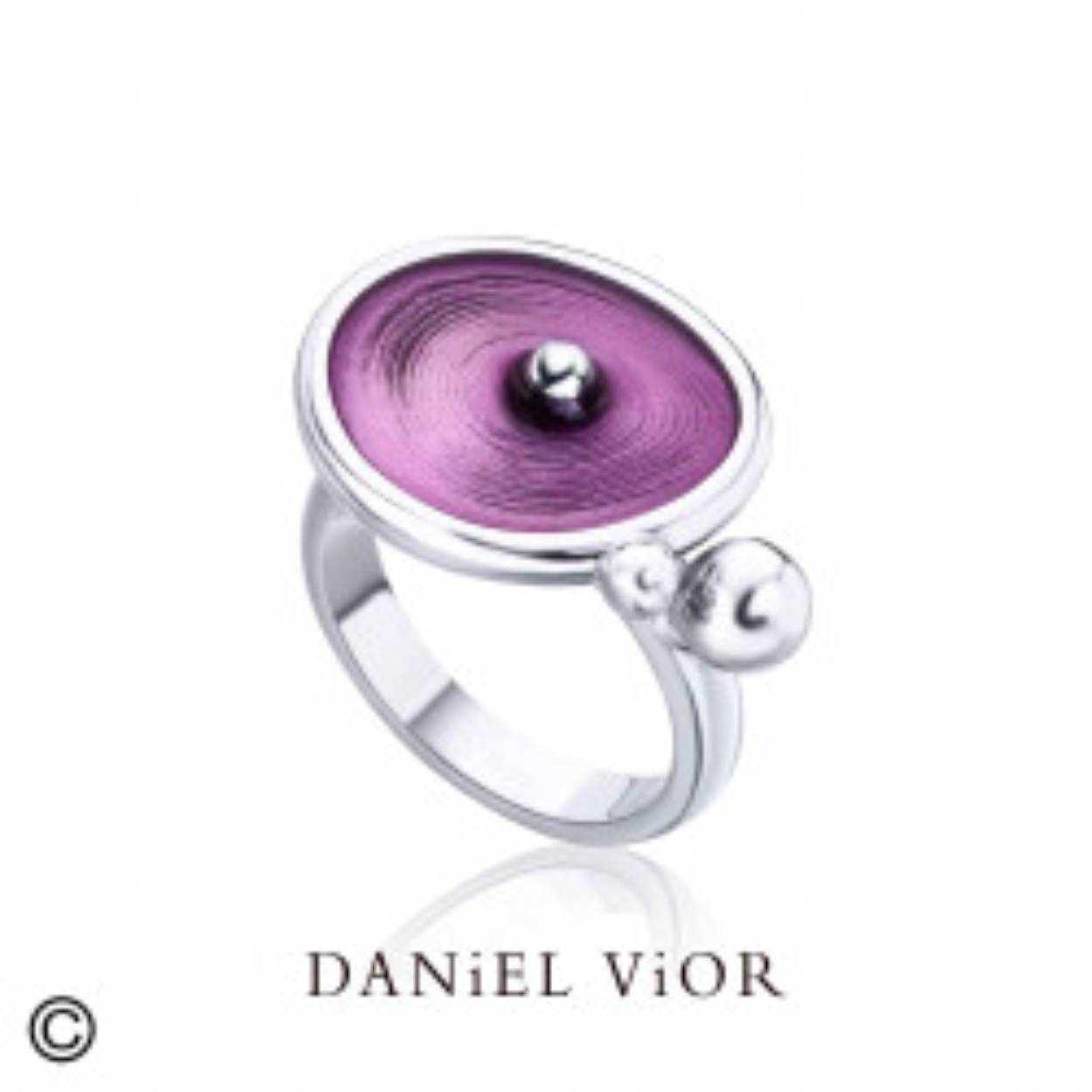 Violet geëmailleerde ring van gerhodineerd zilver.