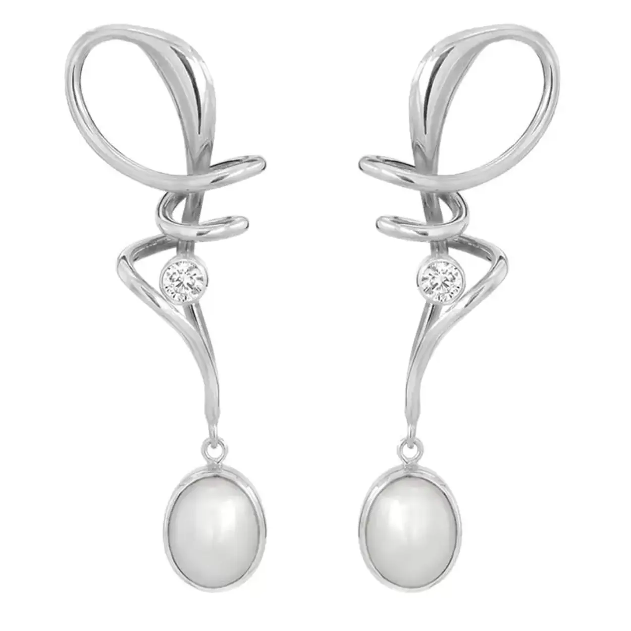 Sterling zilveren oorbellen Winding White uit de collectie van het Deense sieradenmerk Rabinovich. De oorbellen zijn gemaakt van hoogwaardig 1e gehalte zilver (925) met spannend ontwerp, uitgevoerd met elk een witte parel van 6,5 a 7 mm en een zirkonia van 3 mm. Lengte van de oorstekers is 4 cm x 1,5 cm, ze sluiten met pussets.