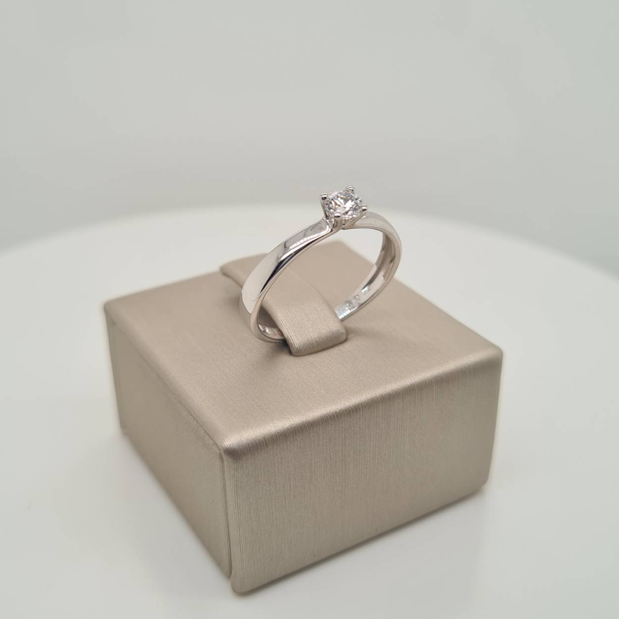 Prachtige 14krt witgouden ring met zirkonia. 

De maat van de ring is 56 (17 3/4), heeft u interesse in een andere maat? Neem dan gerust contact met ons op.