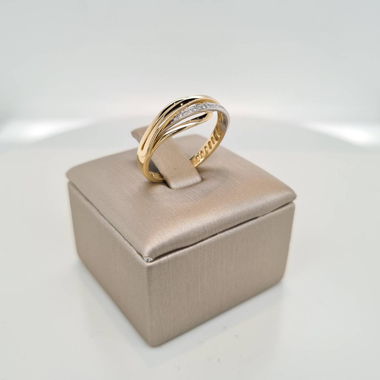 Prachtige 14krt bicolor geel- en witgouden damesring met diamant 0,05crt H SI. De maat van de ring is 54 (17 1/4). Heeft u een andere maat neem dan gerust contact met ons op.
