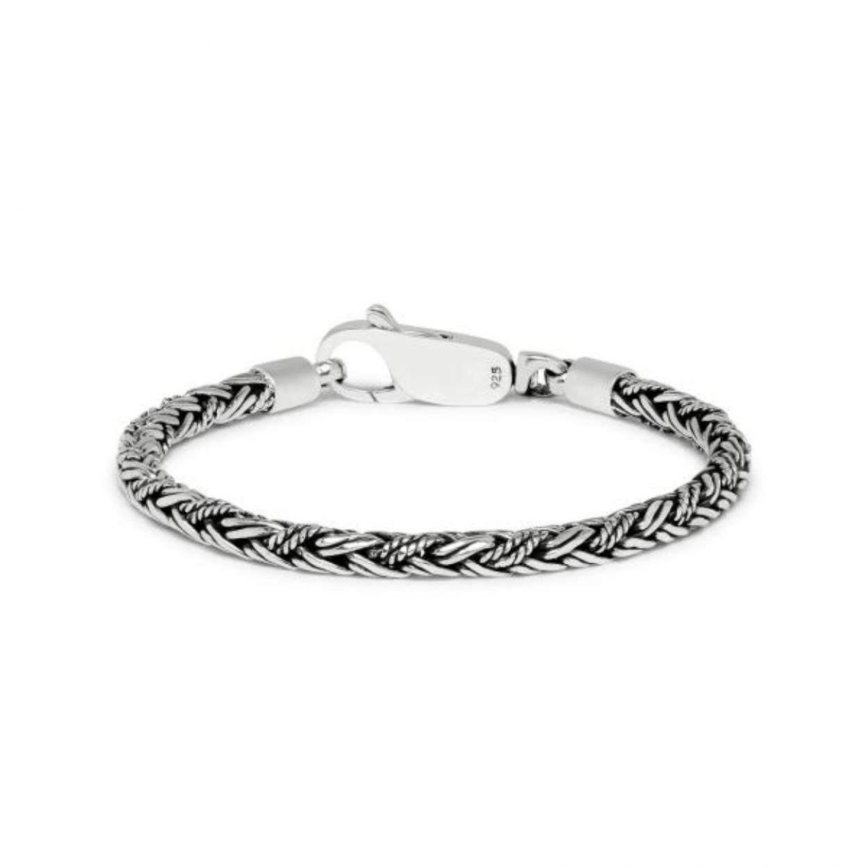 De Double fox 278 armband van SILK Jewellery is een zeer verfijnd gevlochten zilveren armbandje wat sluit middels een karabijn sluiting en daardoor soepel en rond om de pols valt. De gevlochten armband combineert twee stijlen in elkaar geweven vossenstaart structuren. Combineer tot een eigenzinnige creatie met bijvoorbeeld een lederen SILK 830 armbandje of een van de andere smalle ronde armbandjes uit de SILK Jewellery collectie. SILK onderscheid zich met haar puur traditioneel vakmanschap en een verfrissend rebelse uitstraling. Hét eigenzinnige zilver merk heeft een zeer uitgebreide collectie handgemaakte sterling zilveren sieraden met zilver en leer. Haar zilver collectie staat bekend om haar massieve karakter, tijdloze stoere designs en verfijnde afwerking.