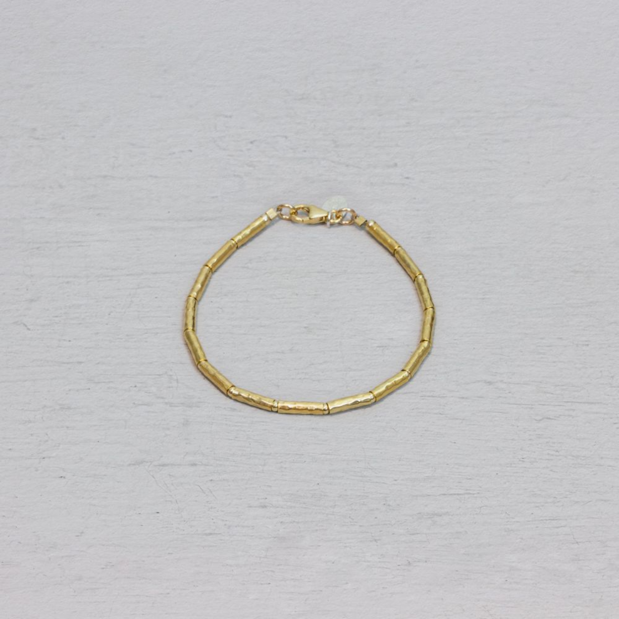 Armband strak gemaakt van Goldfilled. Combineer deze armband met een bijpassend collier en mooie oorsieraden uit de collectie van Jeh Jewels.