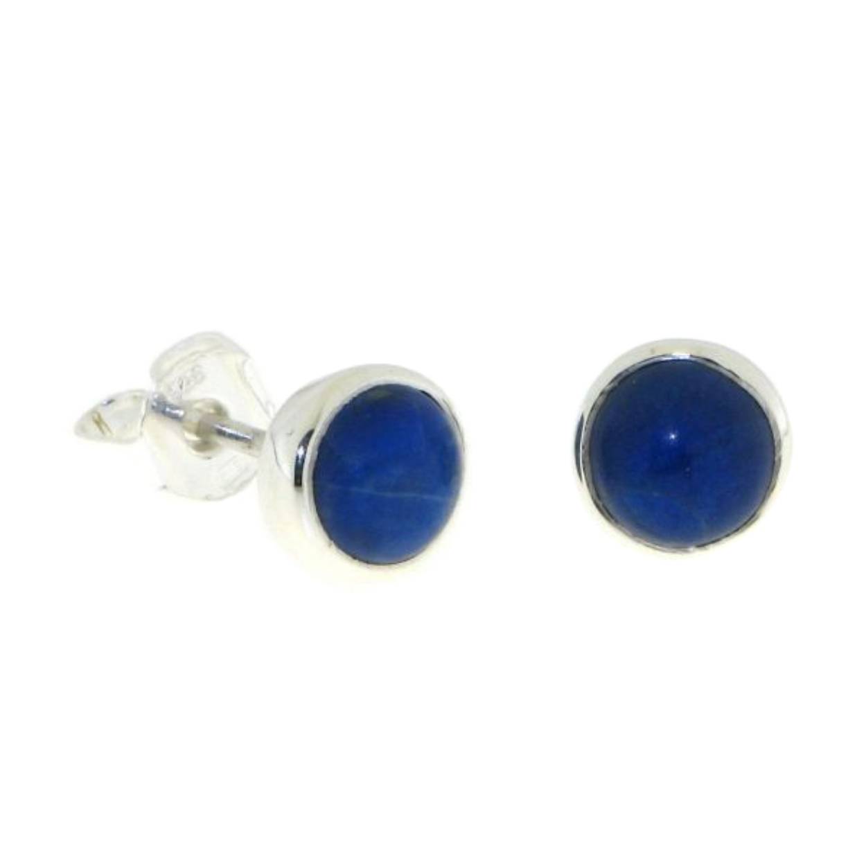 De zilveren oorsteker heeft een cabouchon geslepen Lapis Lazuli edelsteen. De vorm van de edelsteen is rond met een afmeting van 6 mm.