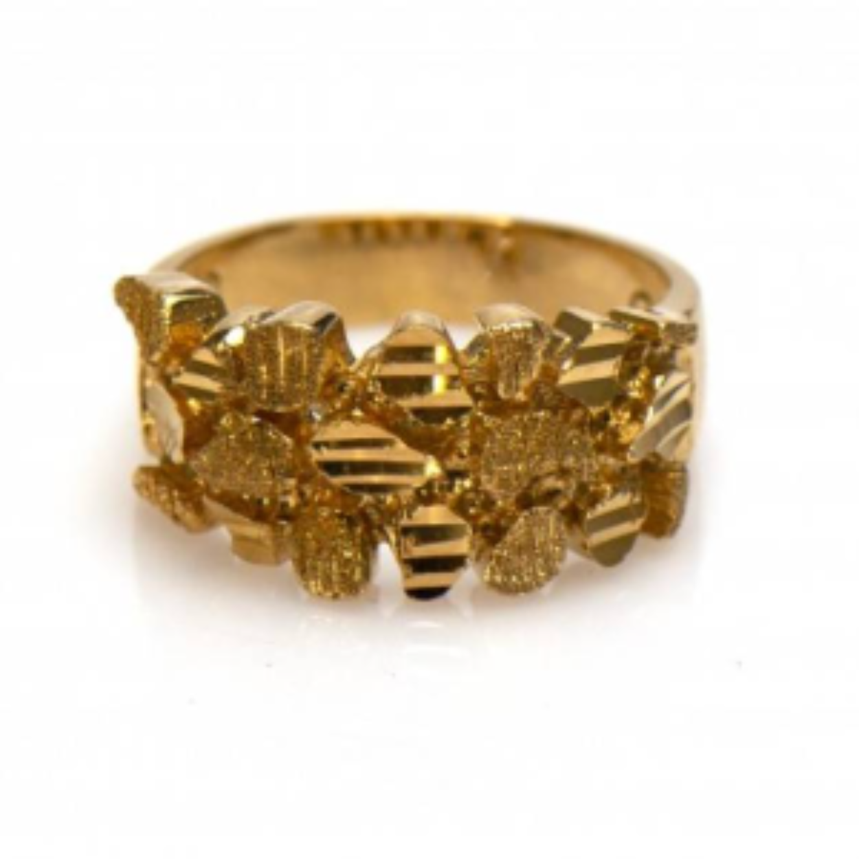 Deze vergulde Surinaamse Piet Piet ring heeft een stijlvol Surinaams design met een goede oog voor de details. Deze Surinaamse piet piet ring heeft een culturele betekenis.

De piet piet ring is gerhodineerd en lichtelijk gezandstraald voor extra glans. Rhodineren wordt toegepast om de piet piet ring te beschermen tegen krassen en oxidatie. Hierdoor wordt de duurzaamheid van de piet piet ring aanzienlijk vergroot. Ook krijgt de piet piet ring door de toepassing van een rodiumlaag dezelfde lichte uitstraling als witgoud.

Onze Surinaamse sieraden zijn bijna allemaal handgemaakt. Daardoor zijn bijna alle Surinaamse sieraden die wij aanbieden uniek!

zilver verguld met 3 micron 18K goud