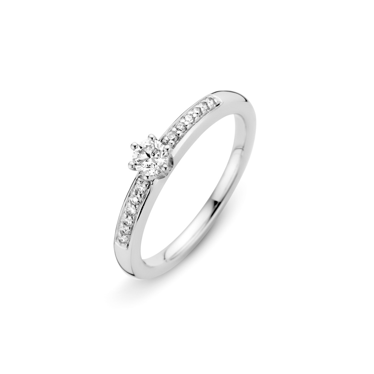 Sieraden van set ADORO zijn comfortabel en draagbaar hoofdsteen is in een prachtige zes-poot zetting gevat. De set bestaat uit ringen en oorsieraden. In diverse briljant gewichten leverbaar. De ring is perfect te combineren met aanschuifringen (siders)
