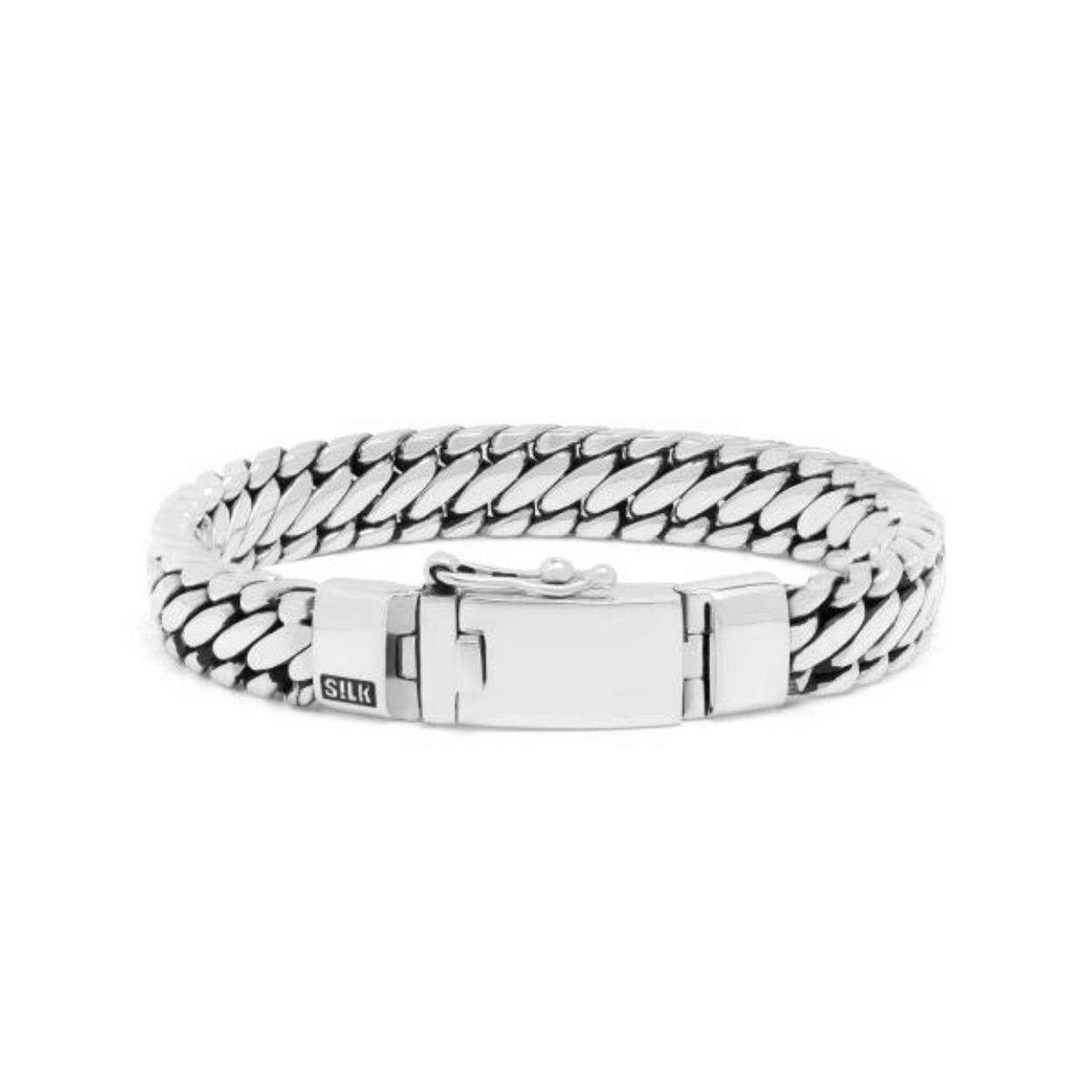 Ontdek de nieuwste toevoeging aan de populaire Bold-collectie: de brede 695 Bold armband van SILK. Deze stoere armband, vervaardigd van hoogwaardig 925 sterling zilver, kenmerkt zich door een prachtige in elkaar geweven structuur die elegant rond de pols valt. Wat deze armband extra bijzonder maakt, is de mogelijkheid tot graveren op het bakslot, waardoor je een persoonlijk tintje kunt toevoegen aan dit stijlvolle sieraad. De 695 Bold armband is ontworpen met aandacht voor detail en wordt geleverd in een luxe geschenkverpakking, waardoor het niet alleen een prachtig sieraad is maar ook een perfect cadeau voor bijzondere gelegenheden.