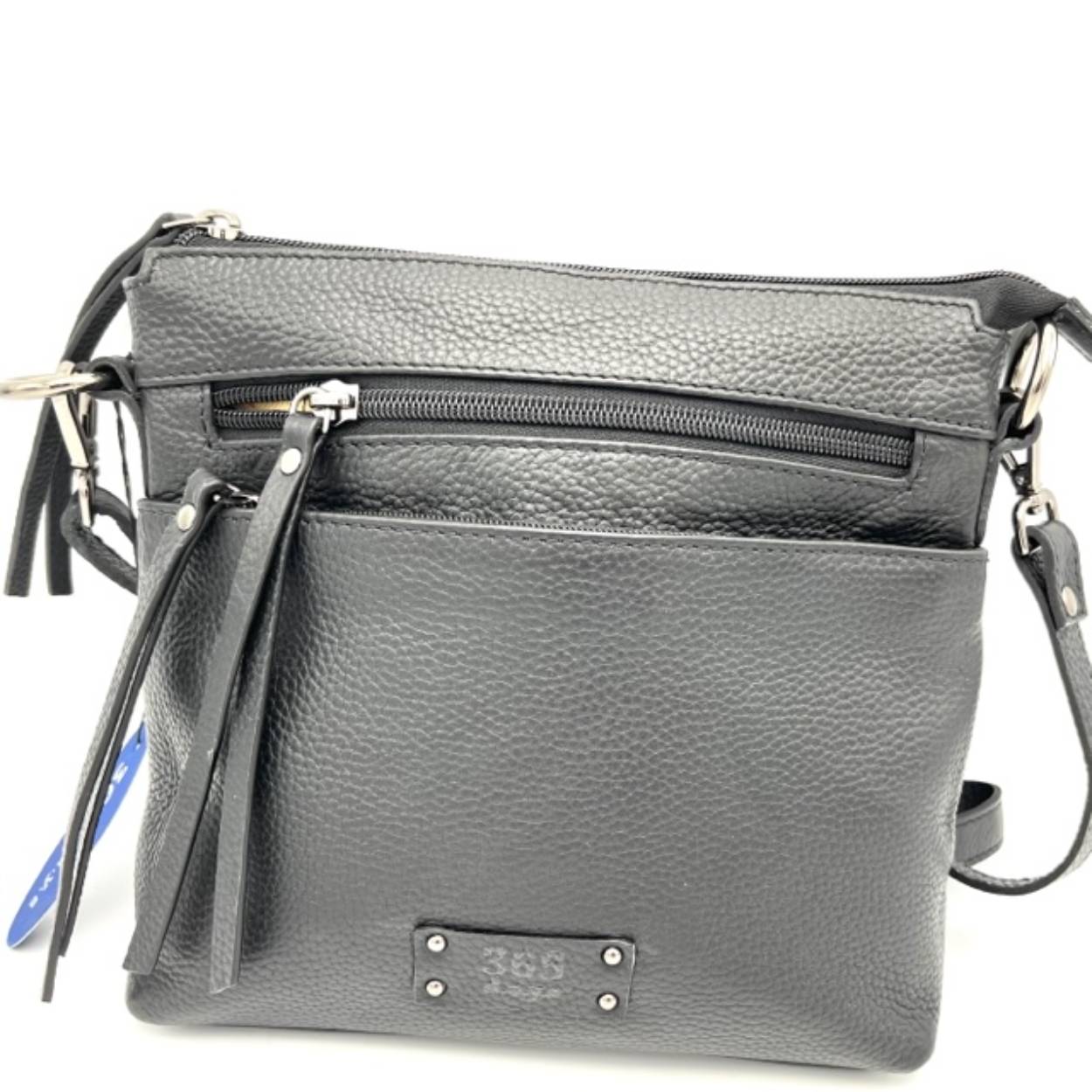Leuke schoudertas welke is voorzien van een afneembare lange schouderriem. Dit biedt u de mogelijkheid de tas op te pimpen met een brede stoffen schouderriem.
Voorkant is voorzien van twee ritsen en aan de achterzijde bevindt zich er 1.
De binnenkant heeft 1 hoofdvak, ritsvak en vak voor om een telefoon in op te bergen...

Afmetingen:
Hoogte 22cm x breed 22cm x diep 5cm