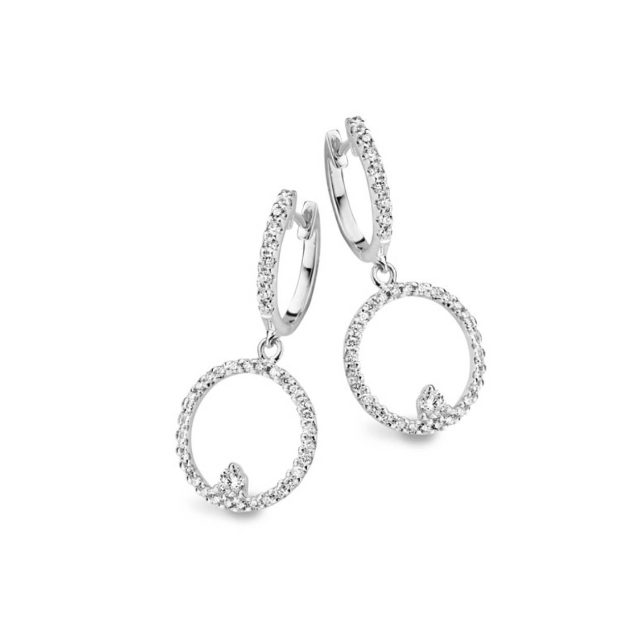 Wit gouden oorhangers (18 kt) met briljant: 0,45 ct 
Bijhorende ketting met hanger ook verkrijgbaar
De prijs kan variëren naargelang de goudprijs