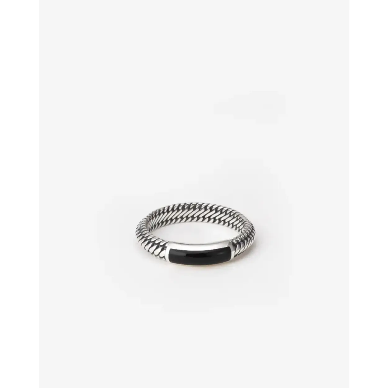 De Ben Mini (Edel)steen Ring Zilver Onyx is een samensmelting van de tijdloze iconische Ben-schakel in de mini-variant en de energieke kracht van de Onyx-steen. De zwarte Onyx is een symbool van innerlijke kracht, biedt niet alleen fysieke bescherming maar staat ook bekend om het bevorderen van ondersteuning, doorzettingsvermogen en stabiliteit. Dit unieke stuk uit de Gemstone-collectie is geschikt voor iedereen en voegt een stijlvolle touch toe aan elke outfit. Wat symboliseert dit sieraad voor jou?

