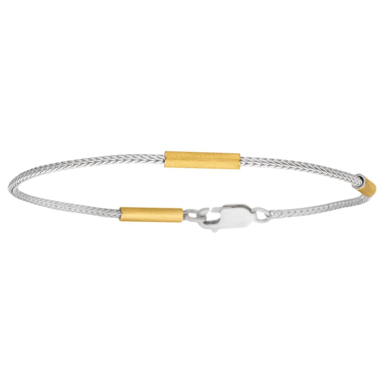 Deze prachtige armband is van zilver en goud en is perfect om elke outfit een luxe uitstraling te geven. De armband heeft een uniek ontwerp met verschillende texturen en details die het echt opvallen. Draag deze armband alleen voor een subtiele glamour of combineer hem met andere sieraden voor een statement look. De beste manier om deze armband te dragen is om hem strak om je pols te laten zitten voor een chique uitstraling.