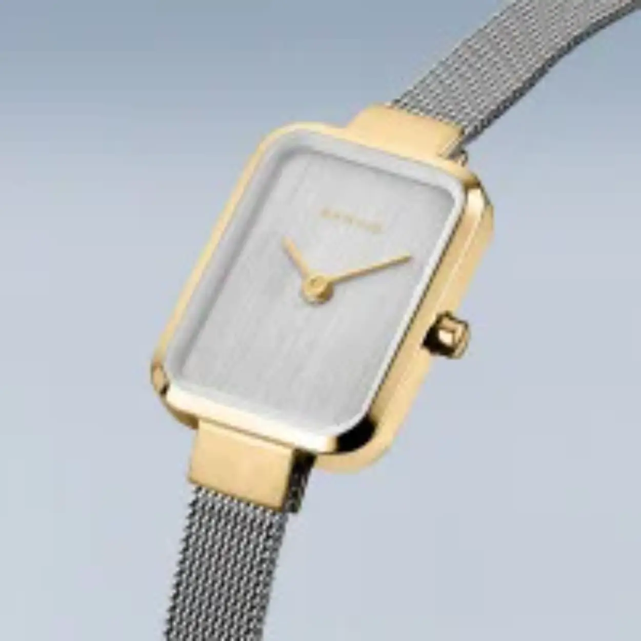 Onze horloges uit de nieuwe Petite Square collectie zijn verkrijgbaar in vijf verschillende kleuren en vallen vooral op door het edele en minimalistische Square design. Dankzij het gebruik van hoogwaardige materialen zoals parelmoer, malachiet en krasbestendig saffierkristal zijn ze niet alleen ideaal om dagelijks te dragen, maar verfraaien ze ook op discrete wijze elke look. Hun tijdloos en ingetogen design maakt ze tot een understatement dat uw persoonlijke stijl vakkundig in scène zet. Of het nu in delicaat roségoud is of in majestueus oceaanblauw - elk horloge nestelt zich elegant om de pols en kan perfect worden gecombineerd met andere BERING juwelen in bijpassende kleuren.