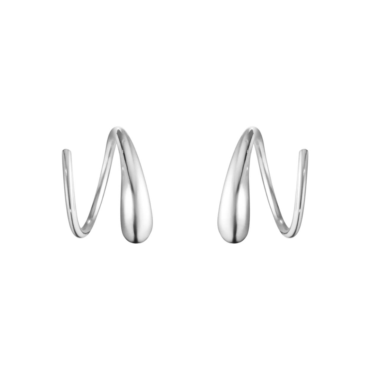 The shape of the earring captures and symbolises the essence of time’s constant flow, and the way the earring seemingly hugs the earlobe makes us ever mindful from its touch on the skin.