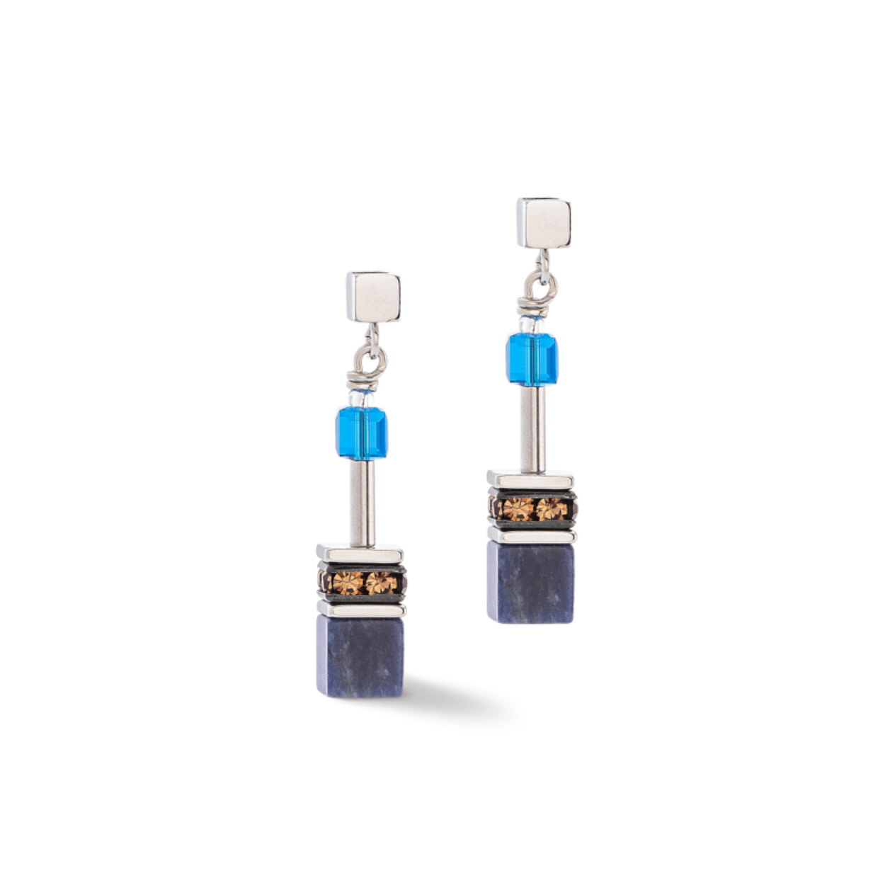 GeoCUBE® Iconic Precious oorbellen blauwbruin - Stijlvolle elegantie met sodaliet De GeoCUBE® Iconic Precious oorbellen in blauwbruin zijn de perfecte aanvulling op de bijpassende ketting en belichamen tijdloze elegantie met een vleugje mystiek. Deze prachtige oorbellen zijn gemaakt van kostbare GeoCUBES, gemaakt van echt sodaliet - een steen die helderheid, rationaliteit en innerlijke balans symboliseert. De diepblauwe tint van het sodaliet harmonieert prachtig met de warmbruine nuances en geeft de oorbellen een subtiele maar krachtige uitstraling. Deze oorbellen zijn niet alleen een stijlvol accessoire, maar dragen ook de symbolische energie van sodaliet, wat helpt om de geest te kalmeren en communicatie te bevorderen. Of het nu gaat om een dagelijkse metgezel of als een speciaal detail voor feestelijke gelegenheden - de GeoCUBE® Iconic Precious Earrings Blue-Brown zetten stijlvolle accenten en benadrukken uw individuele persoonlijkheid. Perfect voor iedereen die houdt van sieraden met betekenis en charisma.