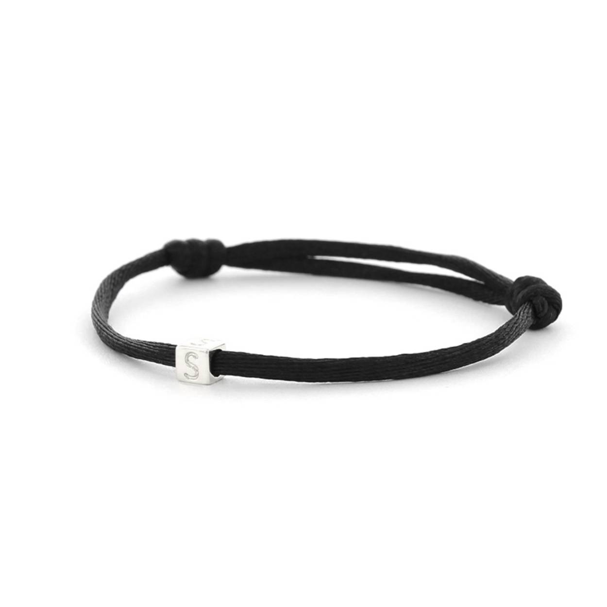 Imotionals heeft een leuk concept, namelijk de Silk Cords. Imotionals heeft zilveren en vergulde blokjes met letters die worden geleverd op een zwart satijnkoord.

Een letter sieraad zorgt ervoor dat je jouw look een persoonlijke touch kan geven. Kies voor je eigen letter of de letter van je beste vriendin, vriend, moeder of iemand anders die je dierbaar is.

Ook mega leuk om te geven als cadeautje. Get it before it's gone!