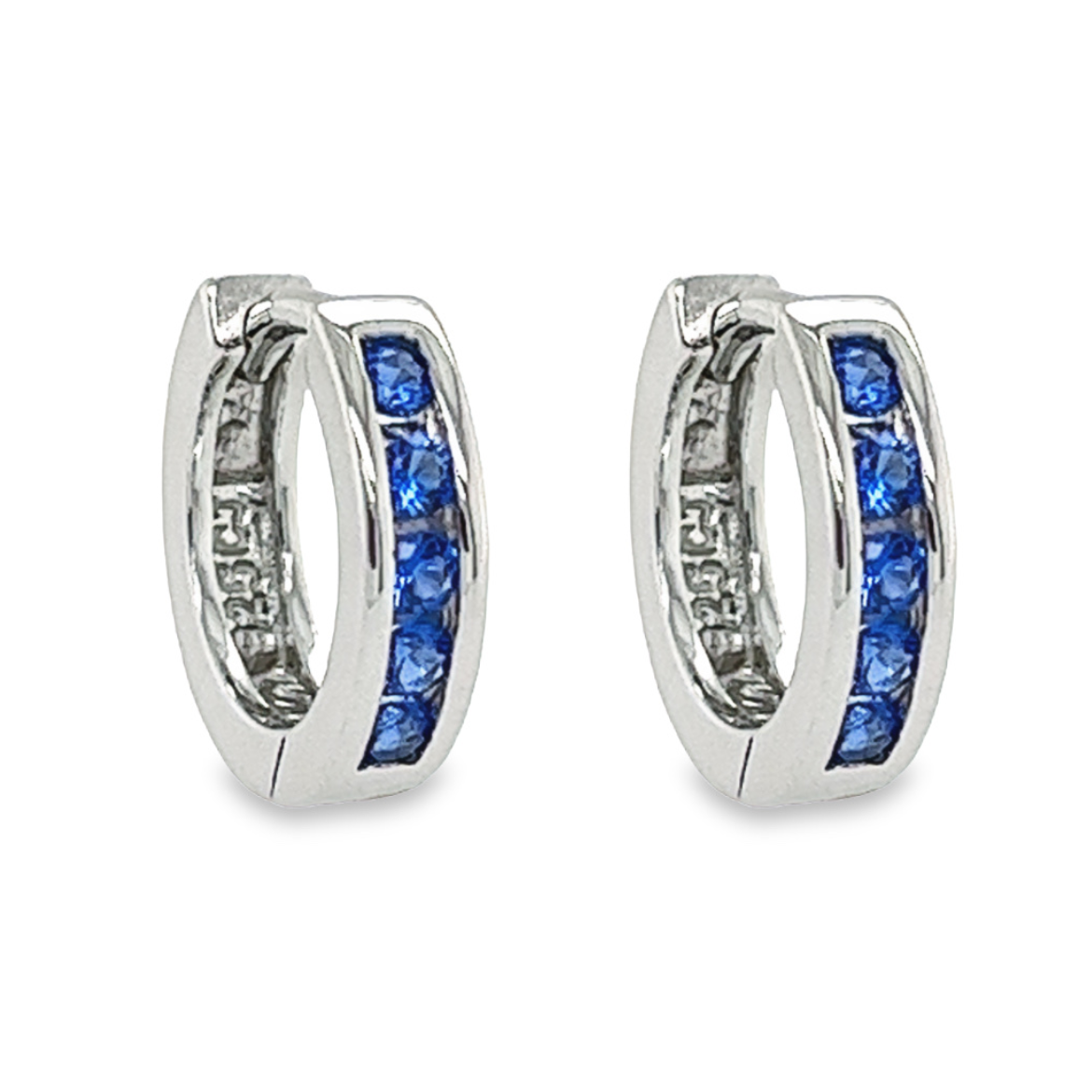Deze elegante zilveren klapoorringen zijn het perfecte accessoire voor elke gelegenheid. De gerhodineerde afwerking zorgt voor een glanzende zilveren kleur die lang mooi blijft. Het speciale Saffierblauwe Zirkonia stenen accent zorgt voor een vleugje kleur en glans, waardoor deze ringen echt opvallen. Deze oorringen zijn comfortabel om te dragen en hun solide constructie zorgt ervoor dat ze lang meegaan. De combinatie van de 10 briljante zirkonia stenen en het unieke ontwerp maken deze klapoorringen tot een speciaal item dat elke vrouw graag zou willen toevoegen aan haar sieradencollectie.