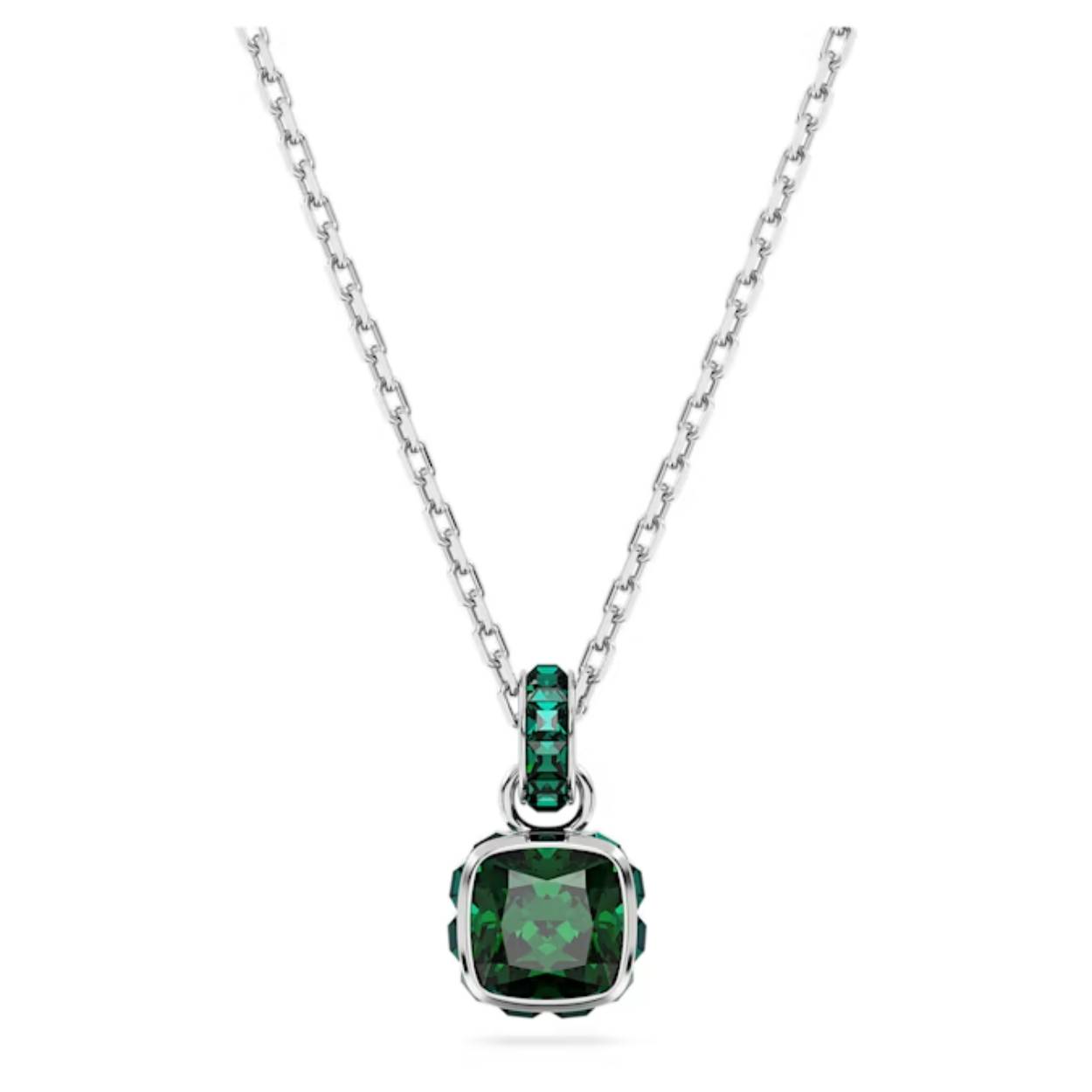 Deze verfijnde hanger is geïnspireerd op de geboortesteen van mei. Het sieraad met rhodium toplaag hangt aan een fijne ketting met een schitterende schakel van kristallen en is voorzien van één steen met vierkante slijpvorm in een smaragdgroene kleur, een natuurlijke kleur die staat voor wedergeboorte en hernieuwing. Dit betekenisvolle ontwerp is een magisch verjaardagscadeau of kan gedragen worden om een speciale gelegenheid te vieren. Minimale lengte van het collier is 42 cm en maximale lengte is 47 cm. 