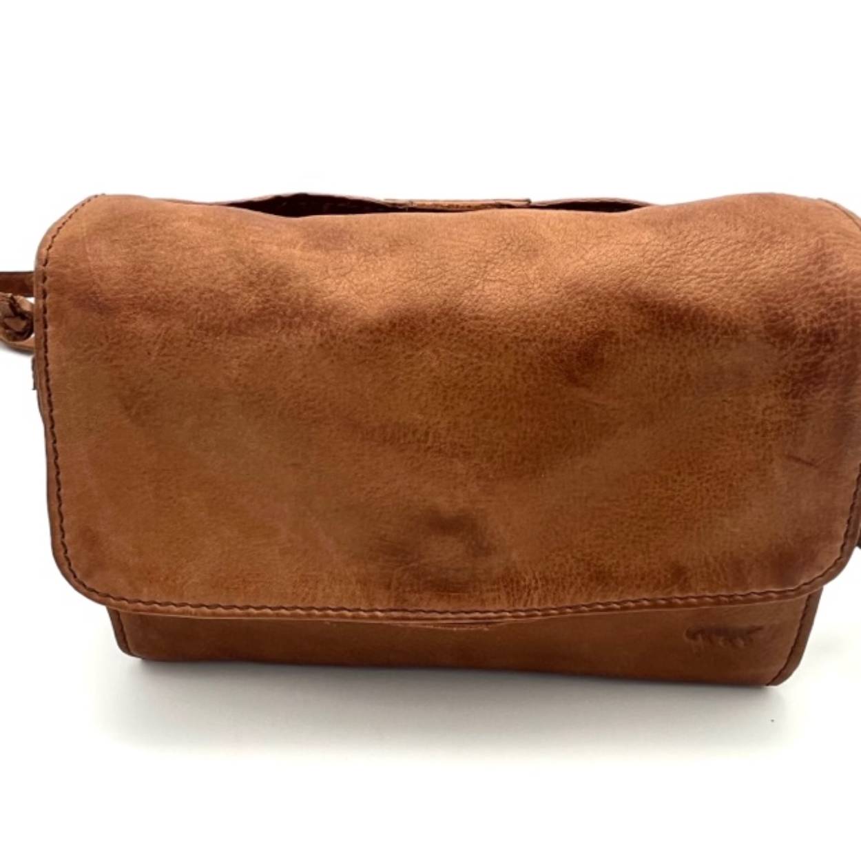 De Bear Design Joelle schoudertas in Cognac, modelnummer CP 2629 COGNAC, valt onder de categorie Crossbody tassen. Deze tas combineert stijl met functionaliteit. Draag hem diagonaal over je lichaam voor een casual en moderne look, ideaal voor dagelijks gebruik of een dagje uit. Perfect om essentials veilig en binnen handbereik te houden.
Leuke 3 vaks schoudertas met een vak voor veel pasjes.

Afmetingen:
Hoogte 14cm x breed 20cm x diep 5cm