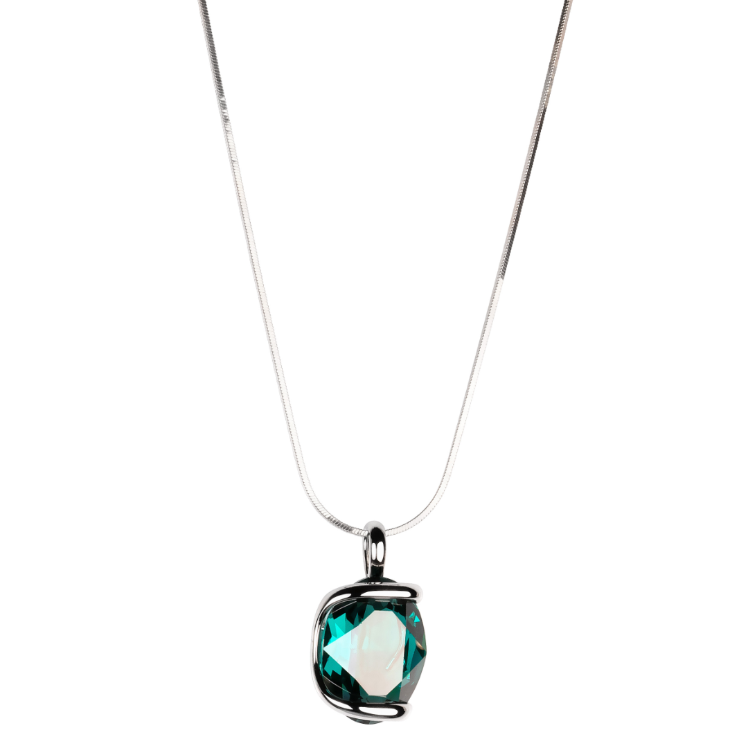 De sieraden van Andrea Marazzini worden ontworpen en handgemaakt in Itali&euml;. Dit sieraad is gemaakt van wit gerhodineerd metaal in combinatie met kristal van hoge kwaliteit. Het materiaal is hypoallergeen en nikkelvrij. Ieder Andrea Marazzini sieraad is uniek en een schoonheid voor het oog. 

Sieraad type: Hanger inclusief collier

Collectie: Simple
Steenkleur: Emerald
Steengrootte: MOV