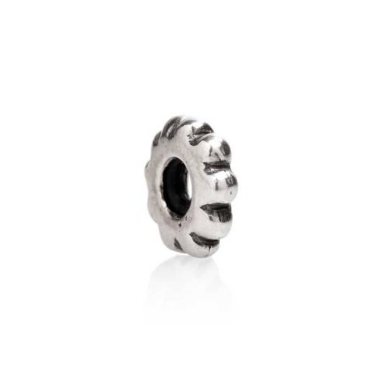 Zilveren stopper van Tedora. De vorm is een bloem. Stoppers worden geplaatst aan het einde van de  armband. Hierdoor vallen de andere kralen/ bedels er niet zomaar van af.