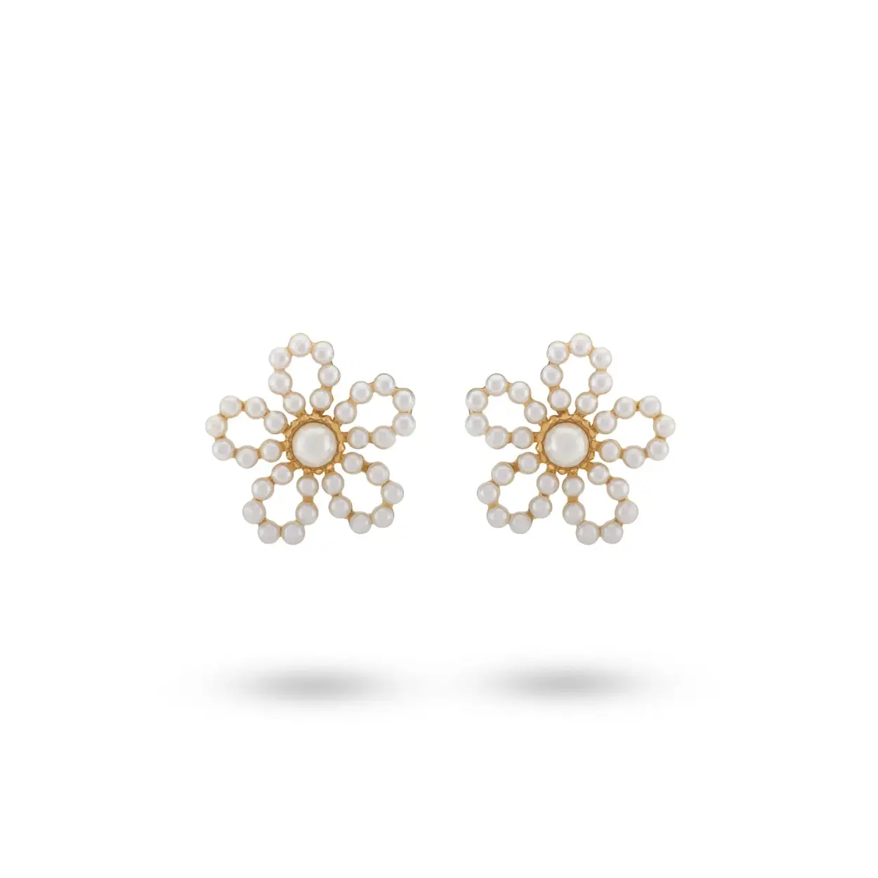 Deze bloemen oorbellen zijn bezet met allemaal kleine parels, en in het midden een grote parel. De steker van de oorbellen zit bovenaan waardoor de oorbel mooi op je valt. Perfect voor een zomerse look! Alle 24Kae sieraden zijn met liefde en oog voor detail ontworpen door Kae Sutherland. Dus vergeet ook niet om ze met liefde te behandelen. Iedere oorbel wordt gekenmerkt door haar echtheid door middel van een 24Kae gravering.