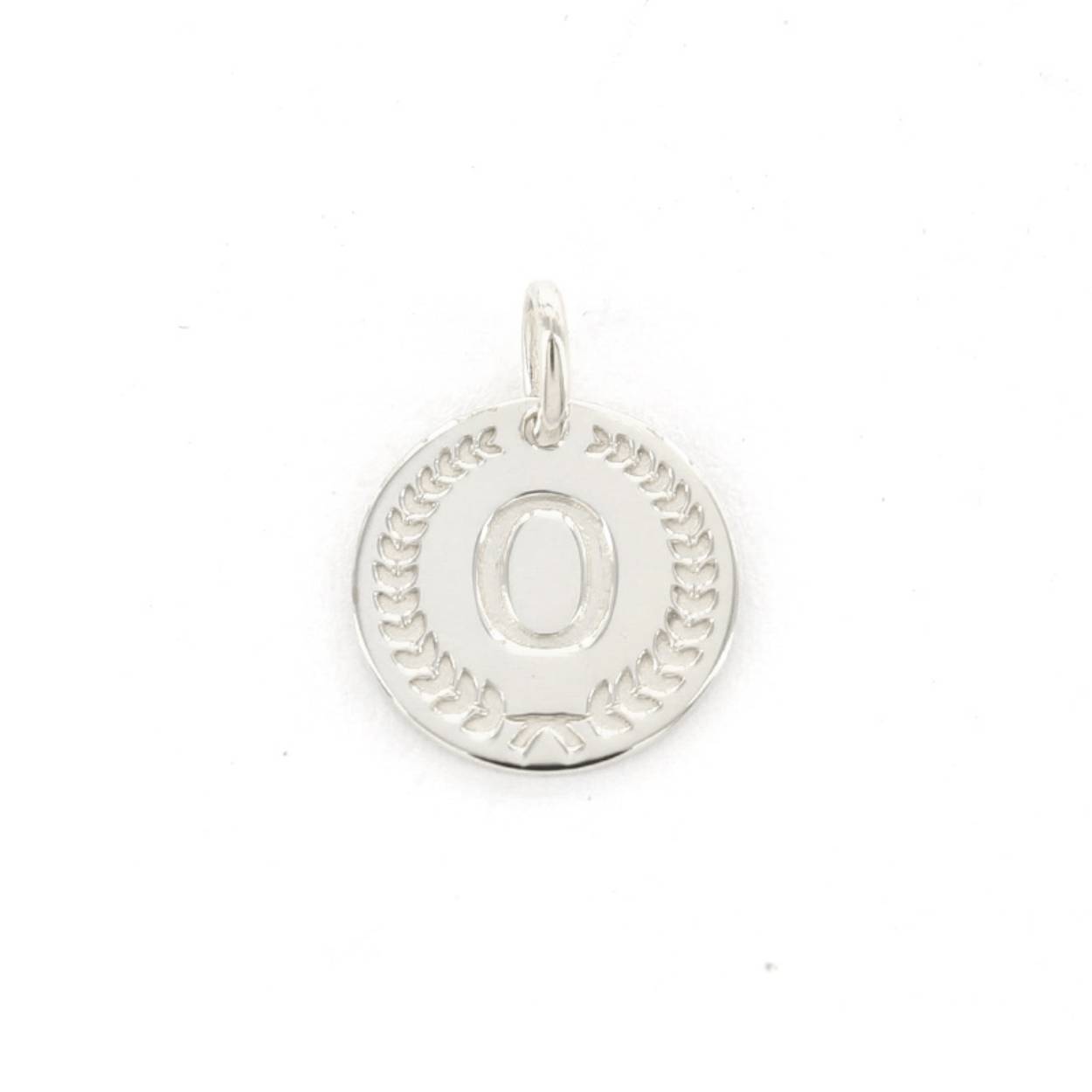 Voor deze hanger heb je een Imotionals ketting nodig. Imotionals kettingen hebben een klein oogje dat door de hanger past.

De collectie hangers en bedels van Imotionals bestaan uit initialen en symbolen. Kies je collier en bedel(s) naar keuze en creëer zo je gepersonaliseerde Necklace.  Je schuif de bedel aan het collier, de lengte kun je zelf bepalen, en hoe leuk is is om 2 of 3 lengtes samen te dragen. Creëer your own Necklace Party.

Imotionals is een zilveren sieradenlijn bestaande uit dunne colliers en hangertjes, het laatste in de vorm van initialen en symbolen. waarmee je door middel van colliers, initialen en symbolen expressie geeft aan jou gevoelens of gedachten.

Een letter sieraad zorgt ervoor dat je jouw look een persoonlijke touch kan geven. Kies voor je eigen letter of de letter van je beste vriendin, vriend, moeder of iemand anders die je dierbaar is. Je kunt er zelfs een hele naam aan hangen, met bijvoorbeeld een hartje of sterretje symbool voor extra betekenis. Ook mega leuk om te geven als cadeautje. Get it before it's gone!