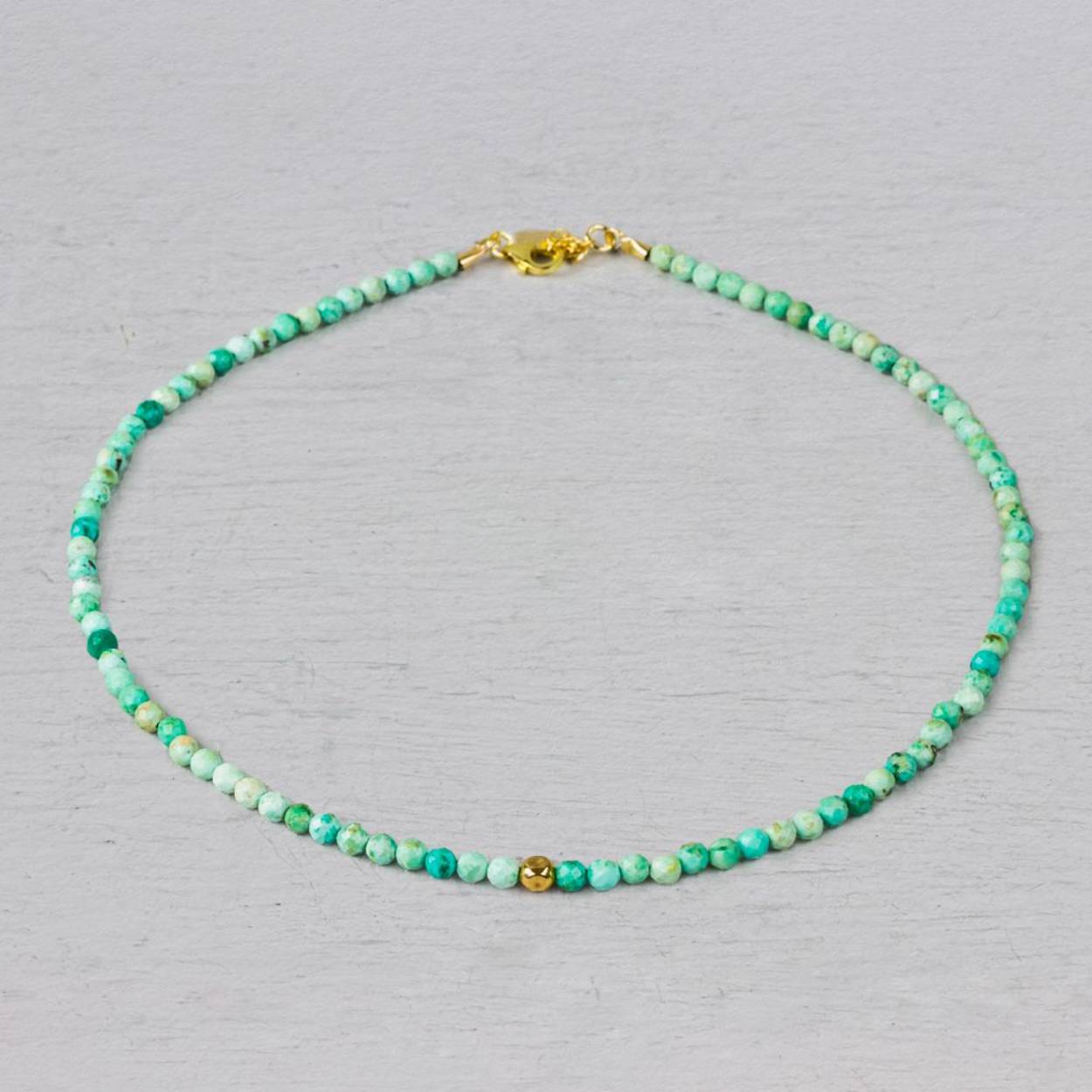 Collier met turkooise kralen en in het midden een Goldfilled bolletje. Het collier is verstelbaar waardoor je hem ook op een andere lengte kunt dragen.