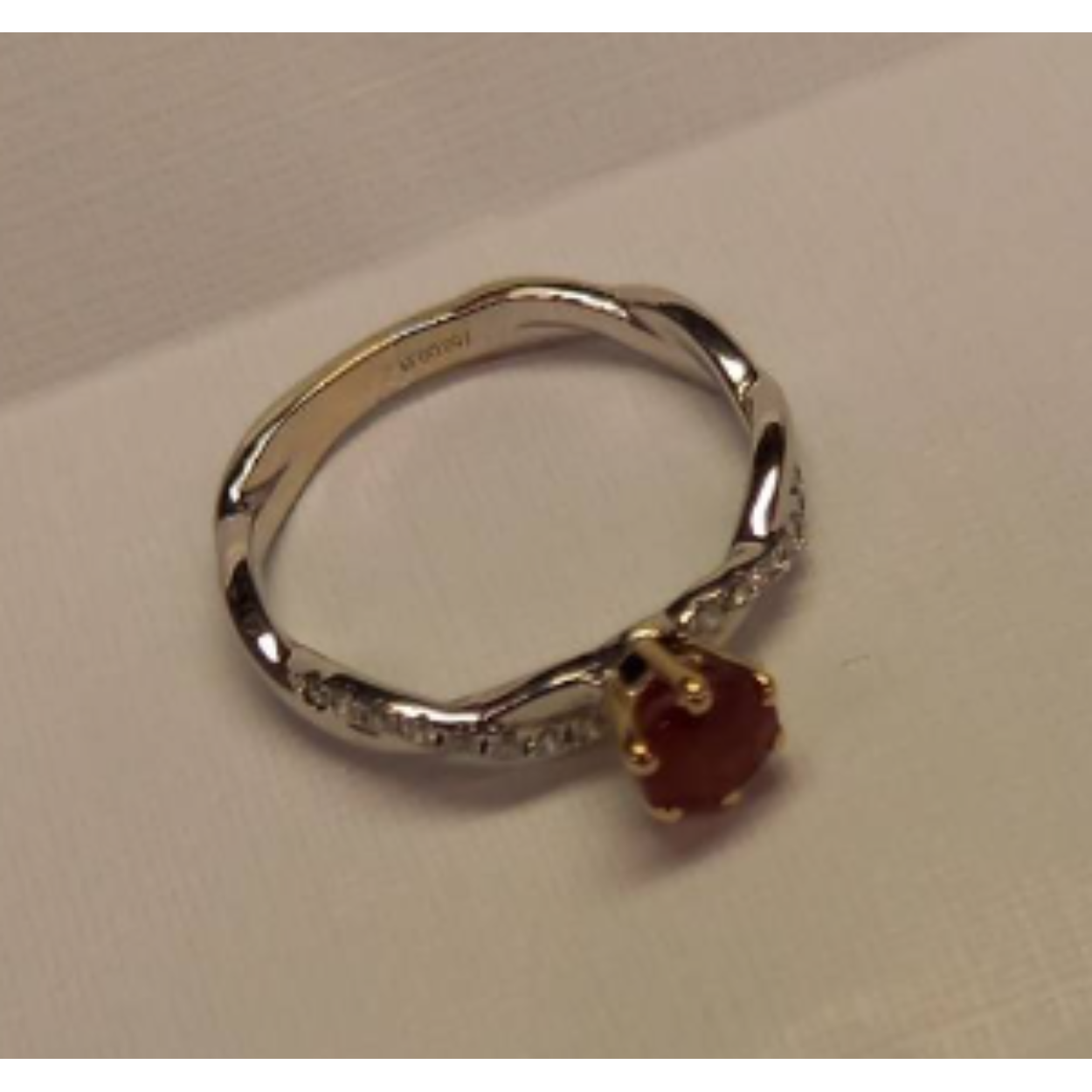 18K witgouden dames ring met natuurlijke briljanten, 16 van totaal 0.13ct G-Si en in het midden een natuurlijke Robijn van 0.8ct.
robijn800