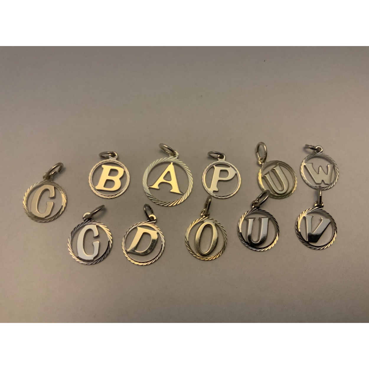 Letter hanger in rondje