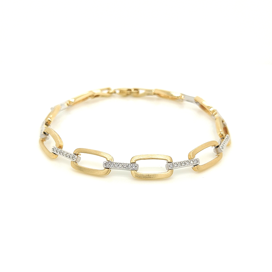 De Bicolor gouden armband met Zirkonia stenen van WRSM sieraden is een prachtig sieraad voor dames. De armband heeft een breedte van 7mm en is gemaakt van goud in een goud-zilver kleurige afwerking. Het speciale item bevat 56 briljant geslepen zirkonia stenen die een schitterend lichteffect creëren. De armband is 1.8mm hoog en weegt 9.08 gram, wat zorgt voor een comfortabel draagcomfort gedurende de hele dag. De armband is perfect voor speciale gelegenheden, maar kan ook dagelijks worden gedragen als een chique accessoire.