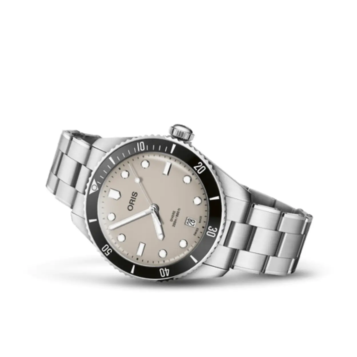 Geheel in de geest van de eerste Oris duikhorloges uit de jaren ’60, beter bekend als de “Sixty-Five”, heeft Oris de nieuwe Divers Date collectie gelanceerd. Dit horloge, met referentie 01 733 7795 4051-Set, is uitgevoerd met een beige wijzerplaat en komt zowel met een metalen- als zwart rubberen band.