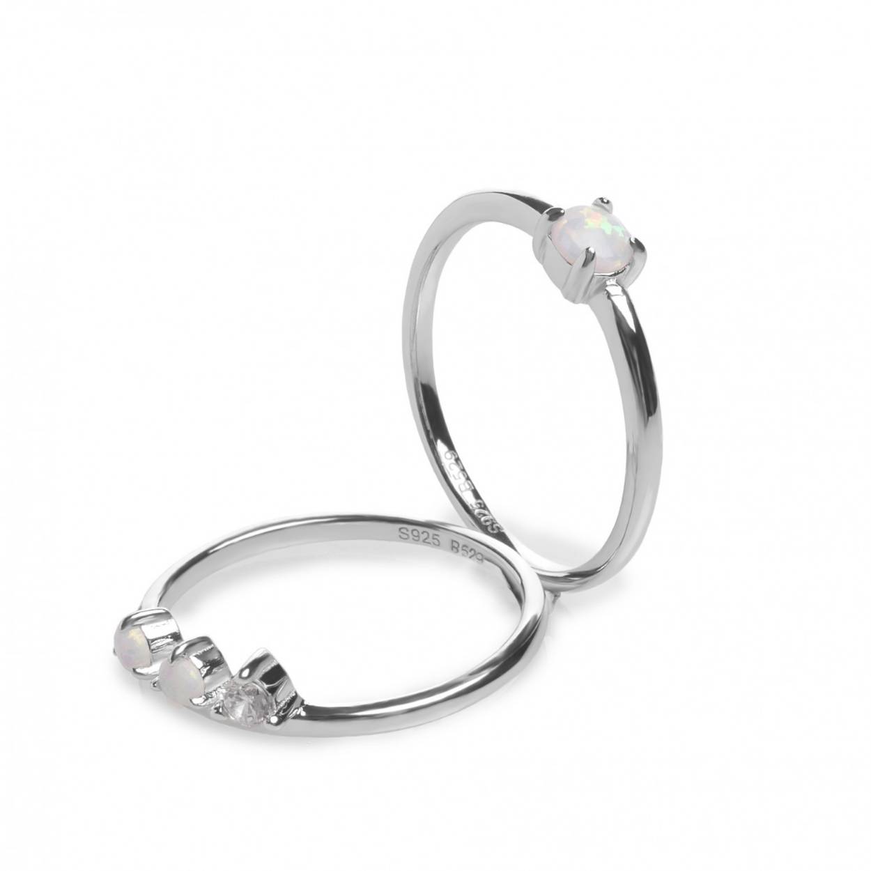 A perfect design to combine with your day-to-day looks, a basic for your day-to-day. These are two rings made up of adamantine quartz and a zircon in milky tones. You'll love it!