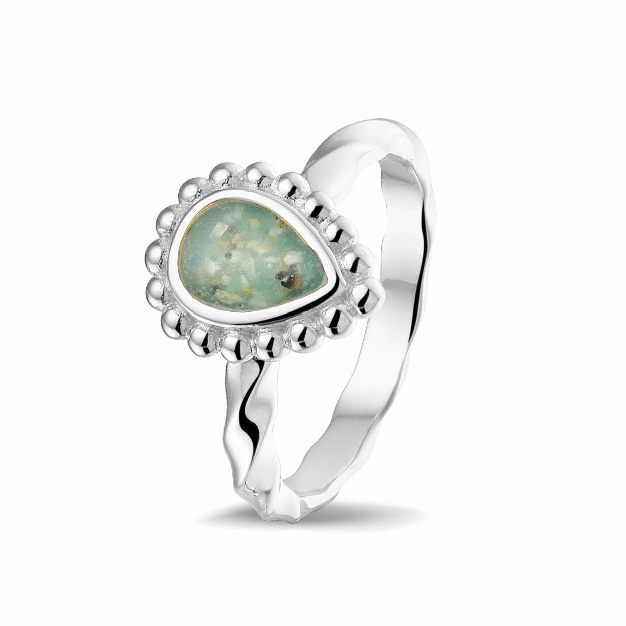 Zilveren ring met druppelvormige askamer op maat 58. Dit gedenksieraad wordt door ons, desgewenst in uw bijzijn, gevuld met een vulling van hars en as. Ook de kleur wordt dan in samenspraak met u samengesteld. 