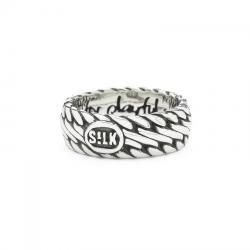 Deze smalle fijn gevlochten ring behoort tot de iconische Weave Collectie, de meest uitgebreide serie van de SILK collectie