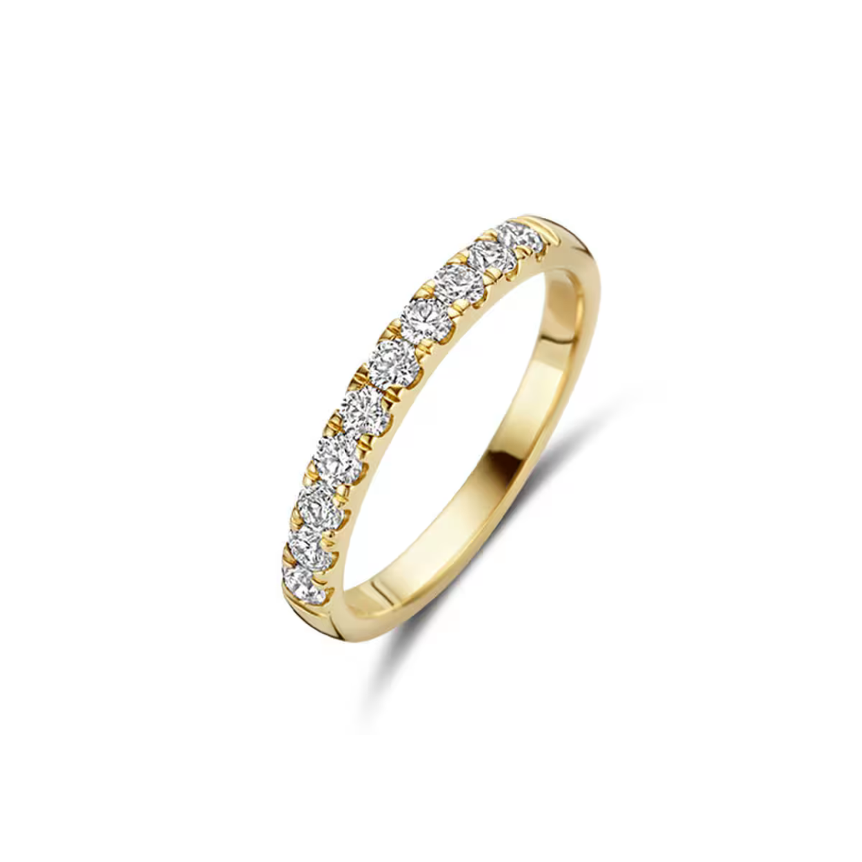 Gemaakt van gecertificeerd gerecycled goud met een lab grown diamant. Deze 14k geelgouden  Lab Diamonds ring is uitgevoerd in glanzend gepolijst geelgoud en voorzien van 10 briljant geslepen lab grown diamanten, gezet in een pavé zetting. Het gewicht van de lab grown diamanten in deze ring is totaal 0.48ct. De Ø 2,2 millimeter geelgouden ring is perfect to combineren met andere geelgouden Blush Sieraden. Draag je hem solitair, dan is deze slanke Blush ring een elegante blikvanger.