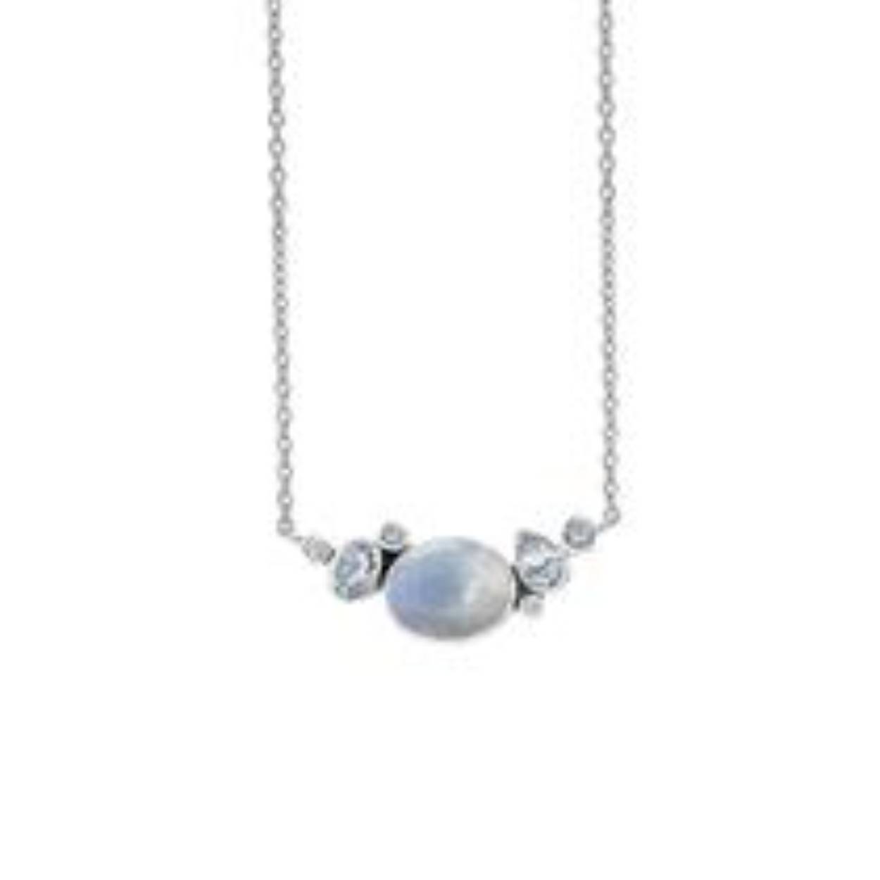 Deze sterling zilveren ketting heeft een mooie hanger met in het midden een 10 x 8 mm maansteen. Aan beide kanten naast de maasteen zitten een 5 x 3 mm gefacetteerde blauwe topaas, een 2,5 mm ronde gefacetteerde blauwe topaas, een 1,5 mm ronde blauwe topaas, een 2 mm ronde zirkonia en een 1,5 mm ronde zirkonia.