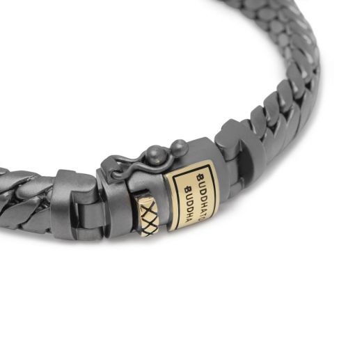 Het ontwerp van de Ben XS armband is aangepast met een unieke matte rhodium finishing en 18k geelgouden details. Jouw levensstijl en de natuurlijke elementen bepalen de look van je sieraad in de loop van tijd en creëren een vintage en ruwe uitstraling die een persoonlijk statement is van jouw reis door het leven.