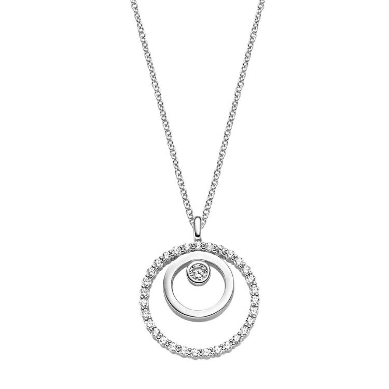 Deze zilveren collier is van het merk Viventy. De ketting is 42-45cm en in de ronde hanger zitten zirkonia's. 