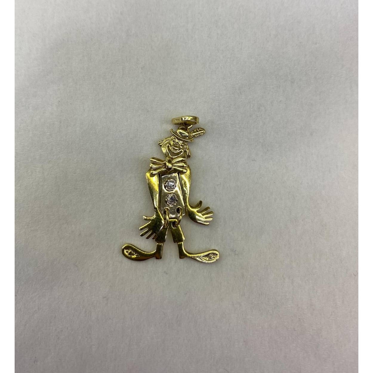 14 karaat geel gouden bewegende clown hanger met twee briljant geslepen zirkonia als knopen op de buik.