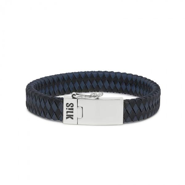 Silk 841BBU armband 21cm
Deze fijn gevlochten lederen armband met zilveren sluiting is gemaakt van zacht lamsleer wat maakt dat de armband soepel om de pols valt en daardoor prettig draagt. Deze armband is in meerdere kleuren verkrijgbaar.