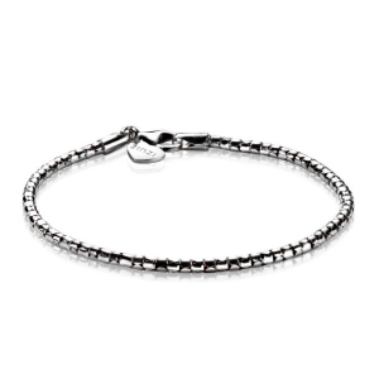 De Zinzi fantasiearmband, modelnummer ZIA1129A, van een het merk Zinzi is een zilveren armband met ronde vorm. Het heeft een karabijnsluiting en een zilverkleur. Afmetingen: hoogte 4,5 mm, breedte 2,5 mm, diameter 200 mm. Het is nikkelvrij met een matte afwerking. Perfect om je pols te accentueren, ideaal voor dagelijks gebruik of speciale gelegenheden.