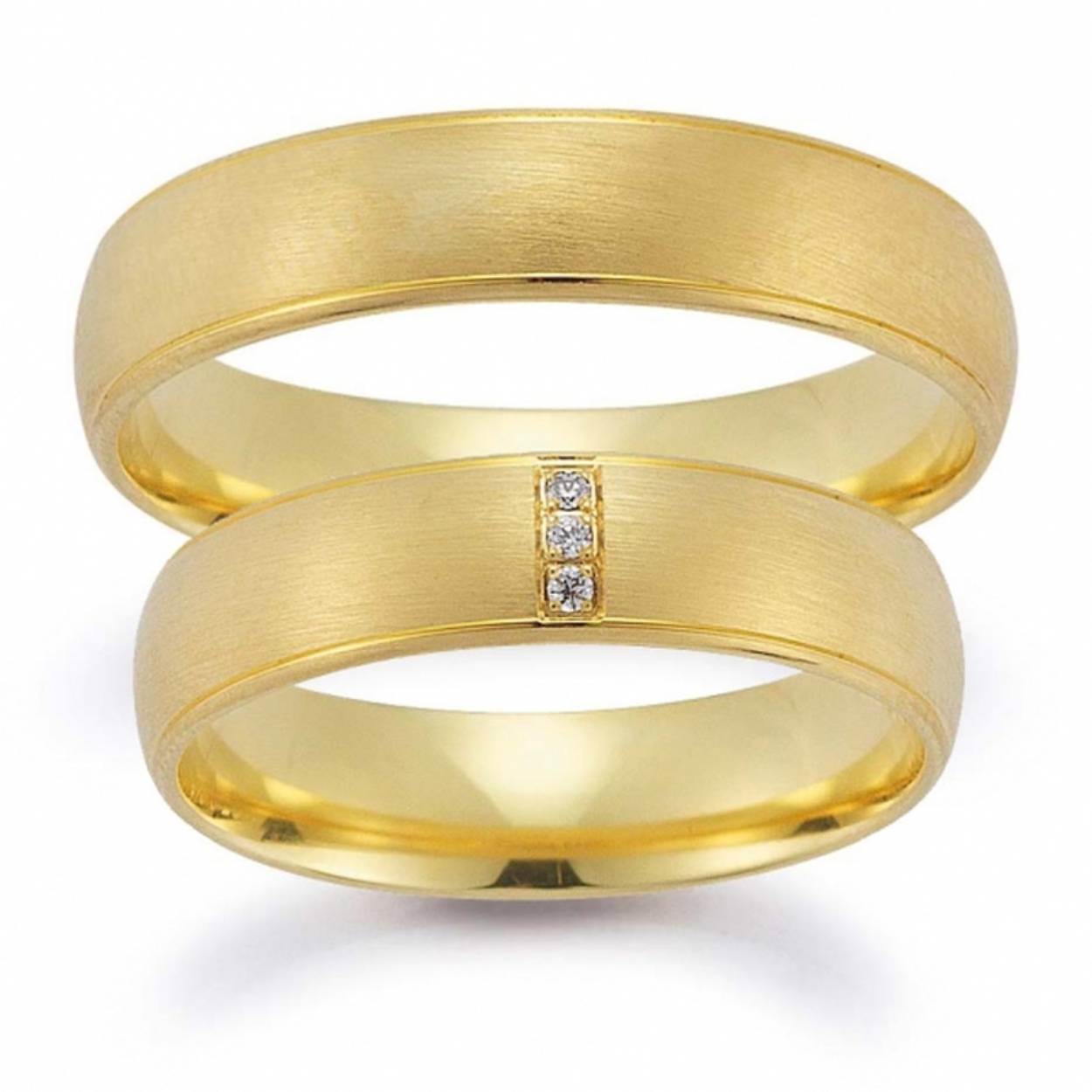 geelgouden trouwringen, gematteerd. 5 mm breed. De damesring is gezet met totaal 0.015crt briljant. Prijs is op aanvraag