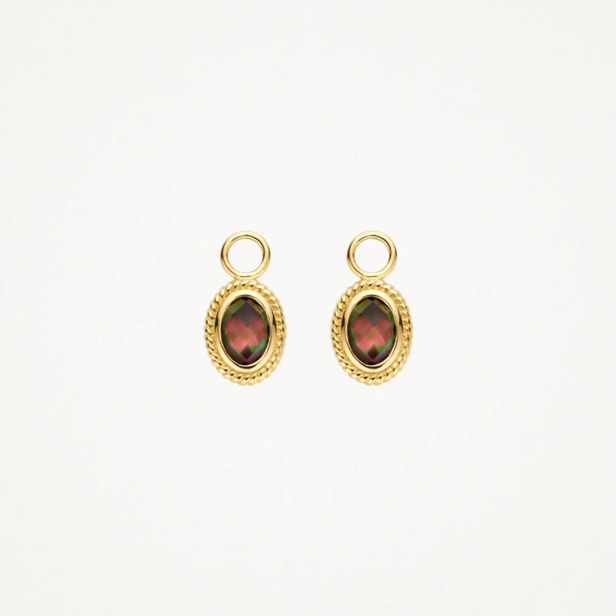 Stylish en speels zijn deze 14k geelgouden oorbedels met doublette van zwart parelmoer, bergkristal en een sierrand met kabelmotief. De oorbedels zijn 11,5 mm lang en 6,3 mm breed en het oogje van 1,9 mm schuif je zo om een paar van de vele oorringen uit onze collectie.