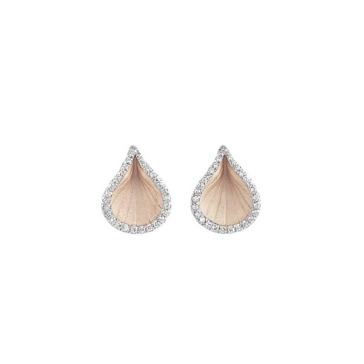 18krt gouden oorsieraden met diamant 0,19crt uit de Goccia collectie van het merk Annamaria Cammilli. De kleur van de oorsieraden is Natural Beige, een originele legering voor exclusieve kleurcontrasten. Een natuurlijke tint, geïnspireerd op woestijnzand.

Referentienummer: GOR2226N