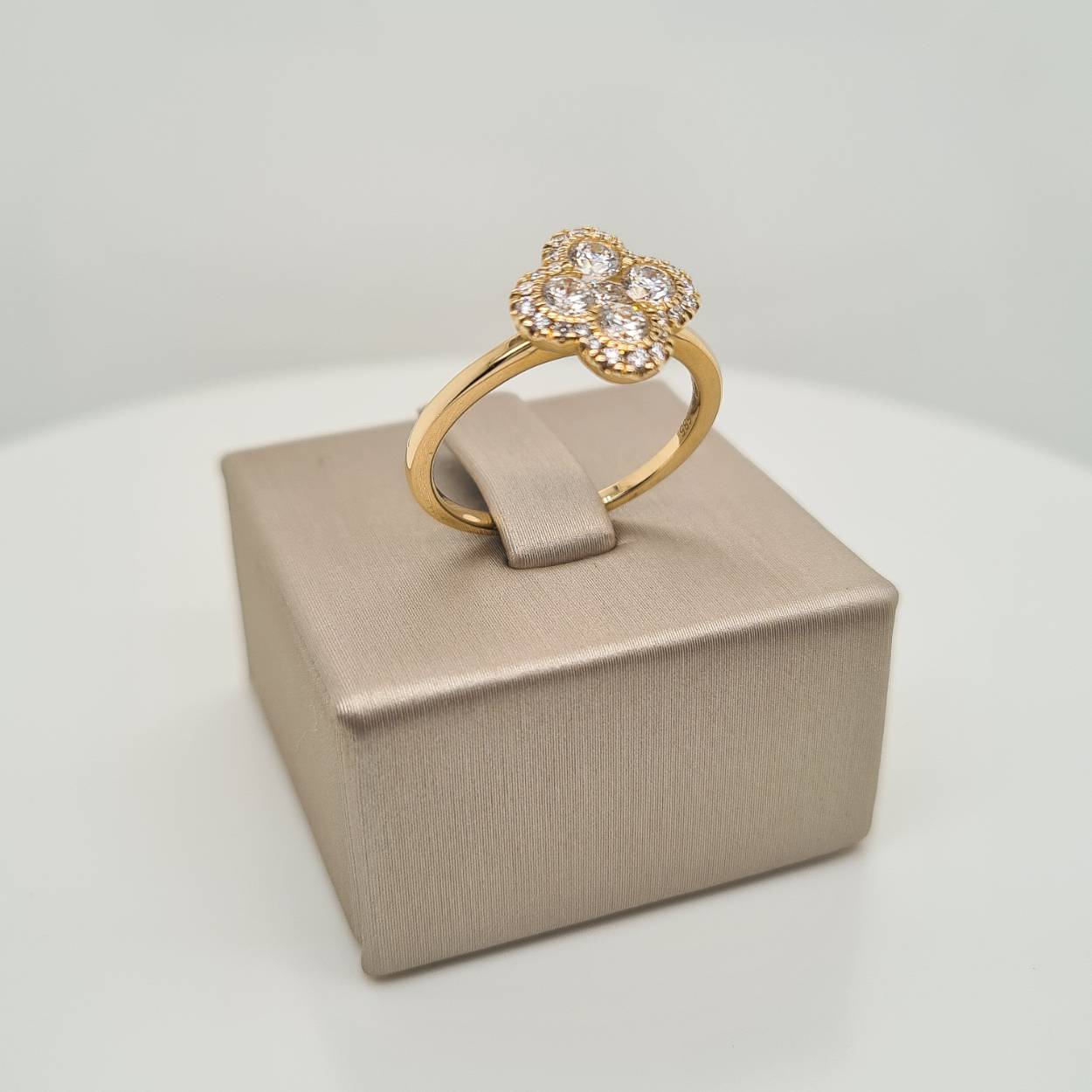 Prachtige 14krt gouden ring met diamanten 0,76crt H Si.

Deze ring is maat 54 (17,25), heeft u interesse in een andere maat? Neem dan contact met ons op.