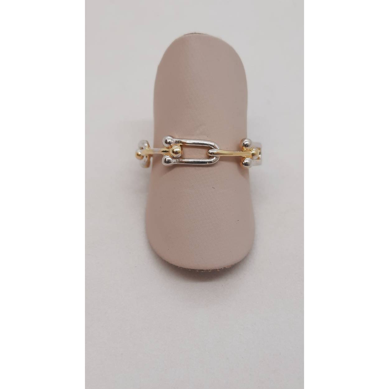 Ontdek de elegante gouden ring 14kt bicolor met modelnummer BREA-JOY-0004071. Deze schitterende ring van een niet-gespecificeerd merk is vervaardigd uit 14-karaats goud, met een glanzende afwerking in goud en zilver. Maat 54. Perfect te dragen als statement sieraad bij elke gelegenheid, deze tijdloze ring voegt verfijning toe aan elke look.
